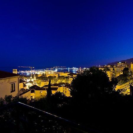 Bed And Travel Apartment La Minerva Suite Salerno Exterior photo